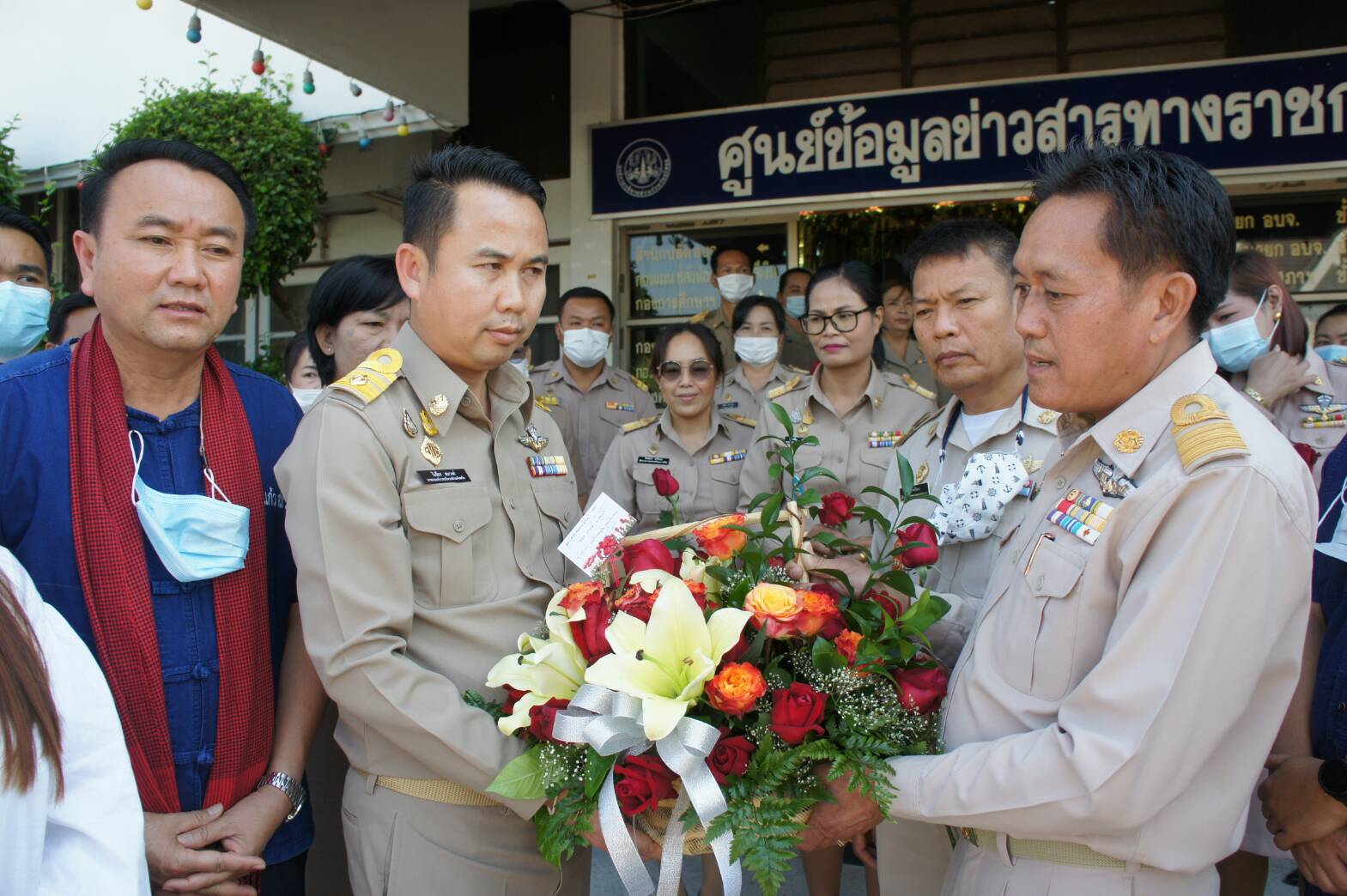 นายกอบจ.ยโสธร เอาฤกษ์วันจันทร์เข้าห้องทำงาน ขณะที่ สส.พรรคเพื่อไทย มอบแจกันดอกไม้แสดงความยินดี