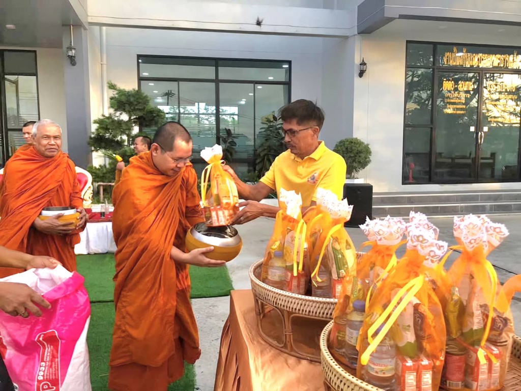 ทต.ศาลาแดง ทำบุญตักบาตร ถวายเป็นพระราชกุศล เนื่องในวันคล้ายวันพระบรมราชสมภพ "ในหลวง ร.9"