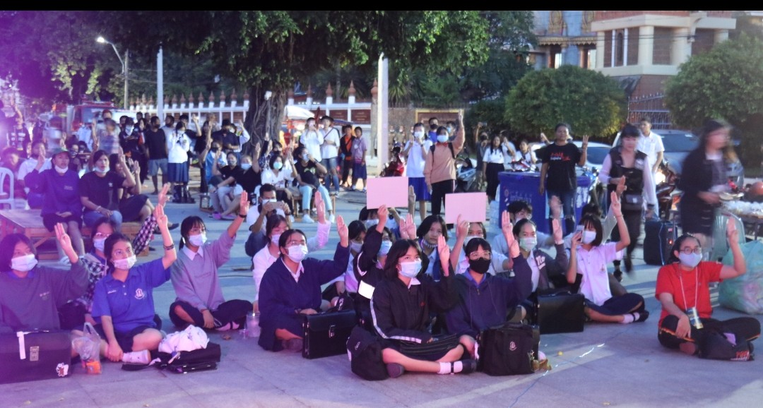นักเรียน นักศึกษาโคราชจัดเวทีคู่ขนาน “โคราชราษฎร์ฟาดเผด็จการ”