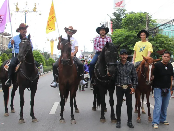 “บิณฑ์” ควบม้า ร่วม ดารา-ตลก นำขบวนผ้าป่าสามัคคีวัดใหญ่นครชุมน์