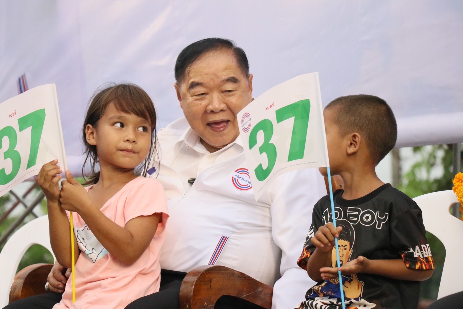 “บิ๊กป้อม” ลั่น ยังแข็งแรง บอกแค่เดินช้า ไม่ใช่ไม่ไหว เมินผลโพล สนแต่กระแสชาวบ้าน 