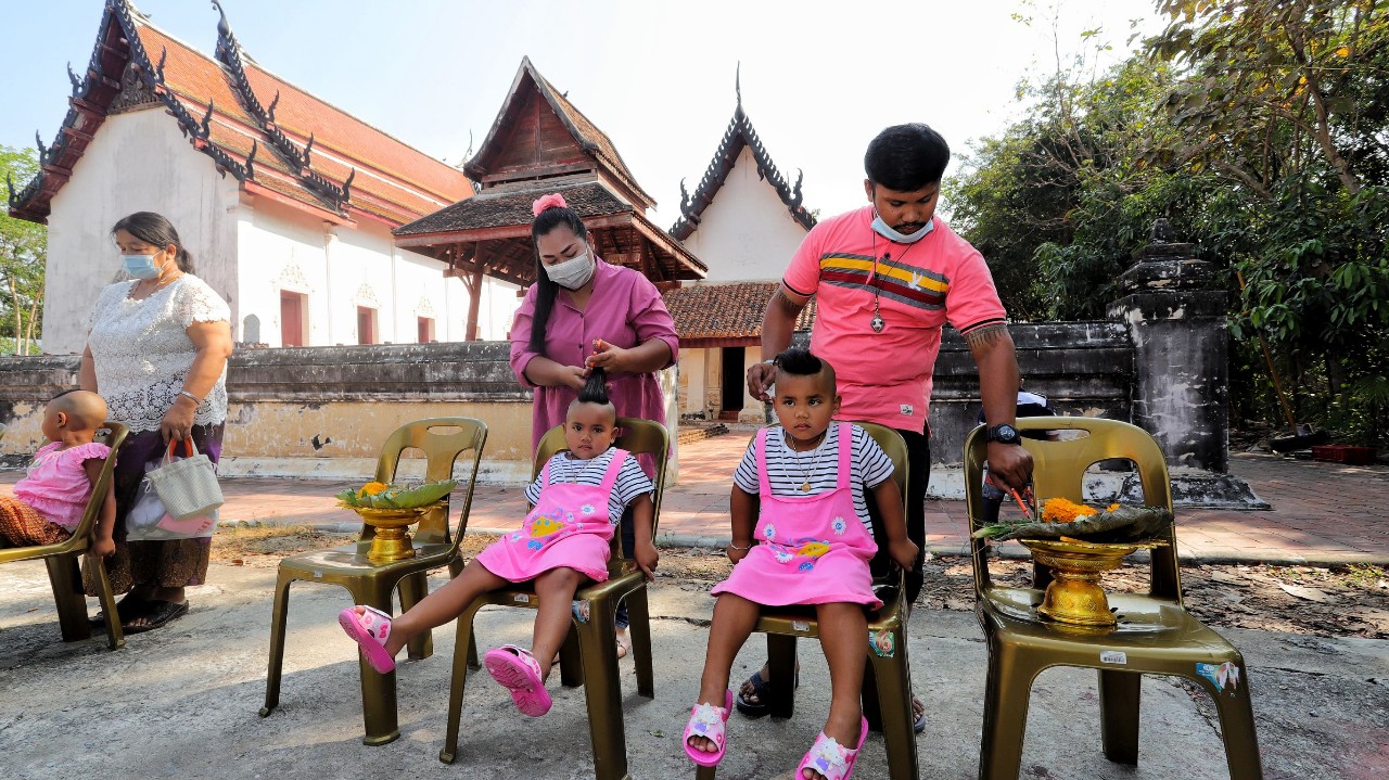 สัมผัสวิถีชีวิตรามัญงานโกนจุกเด็กมอญปทุมธานี