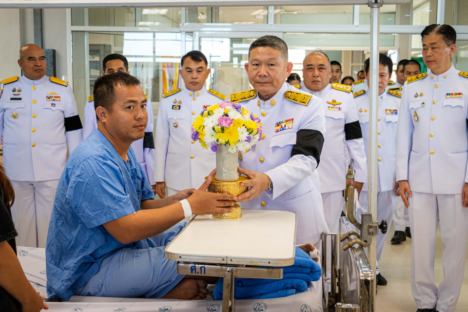 "ในหลวง" โปรดเกล้าฯผวจ.ตราด เชิญดอกไม้ ตะกร้าสิ่งของพระราชทาน แก่ผู้บาดเจ็บจากเหตุชายแดนไทยกัมพูชา ทรงรับเป็นคนไข้ในพระบรมราชานุเคราะห์