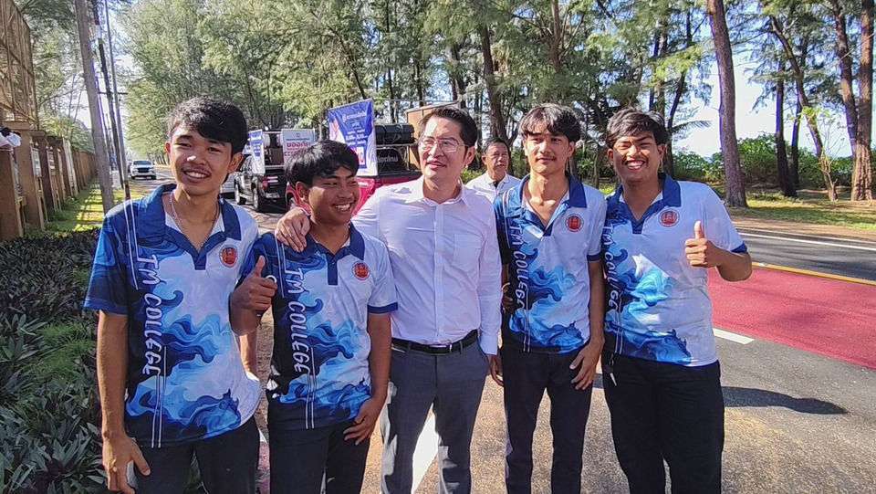 “เต้ มงคลกิตติ์” ลุยพังงา พบผู้สมัครเพื่อไทย ชี้นโยบายไปดาวอังคารทำได้ ไม่เห็นด้วยแบ่งฝั่งรักชาติ-ไม่รักชาติ