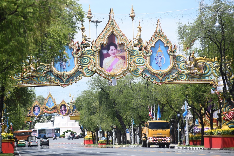 กทม.เริ่มประดับตกแต่งถนนราชดำเนินด้วยไม้ดอกไม้ประดับ-ซุ้มรูปถ่ายและธงตราสัญลักษณ์เฉลิมพระเกียรติพระพันปีหลวง 12 ส.ค.