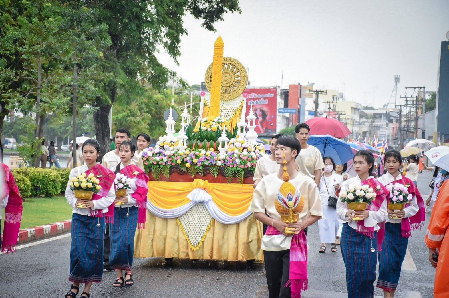 ร้อยเอ็ด จัดงานประเพณีสืบสานตำนานเทียนพรรษา 