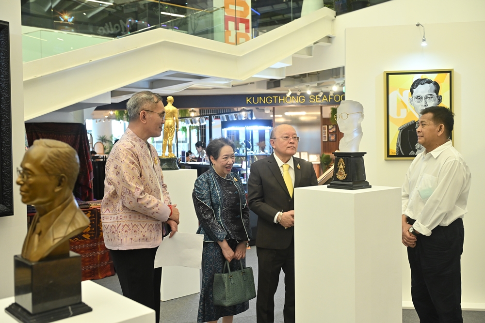 ชมปรากฏการณ์งานนิทรรศการศิลปกรรมเทิดพระเกียรติ 2 กษัตริย์ขัตติยมหาราช ผู้ทรงเป็นเสาหลักของความเจริญก้าวหน้าทางเศรษฐกิจ สังคม และวัฒนธรรมของชาติ