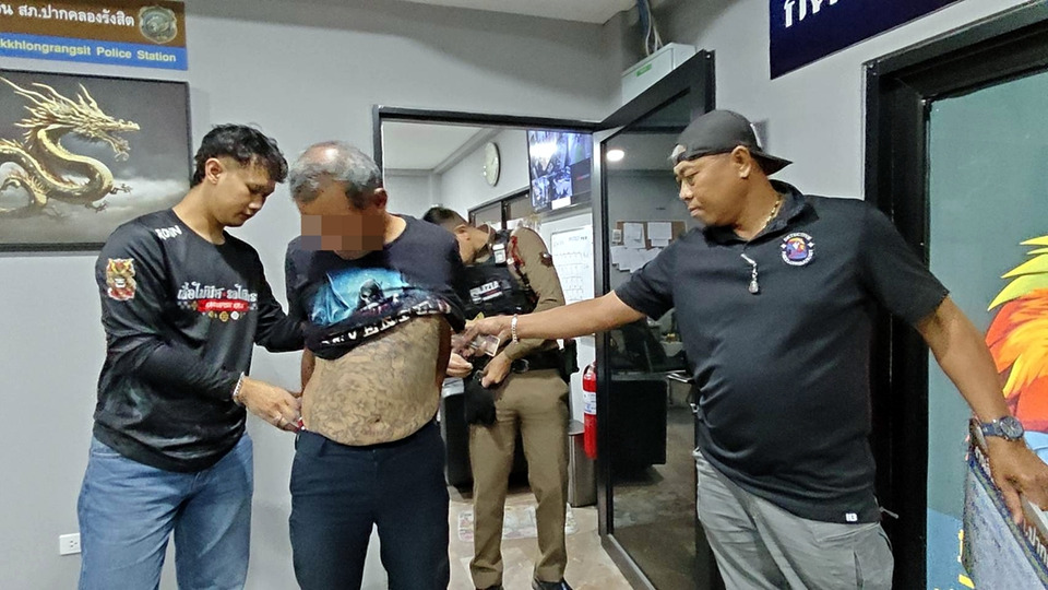 รปภ.ฉุนถูกทวงค่ายำลูกชิ้น คว้ามีดฟันคอแม่ค้าสาหัส ตำรวจรวบทันควัน
