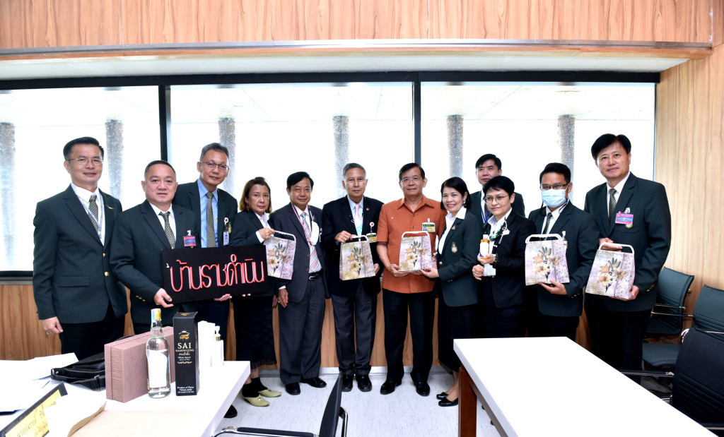 นักศึกษาหลักสูตร ปปร.รุ่นที่ 24 บ้านราชดำเนิน พบอนุกมธ.แก้ยากจน เสนอโครงการ "สุราชุมชนกับความเหลื่อมล้ำทางสังคมไทย"