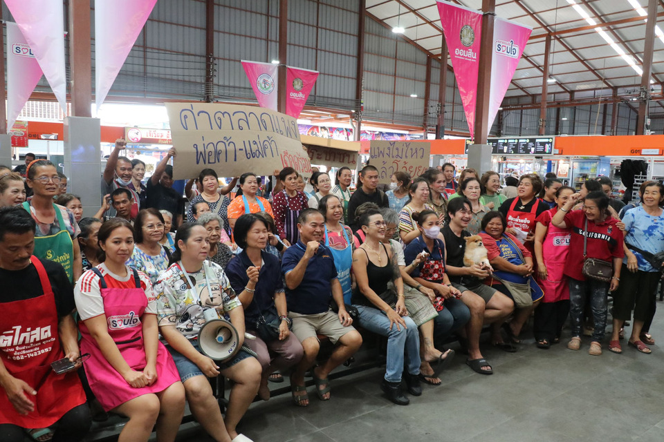 โคราชเดือด! ผู้ค้าตลาดสดเทศบาลเมืองปัก ประท้วงค่าเช่าแพง นายกโต้ไม่เพิกเฉย จ่อเคลียร์ปมขัดแย้ง