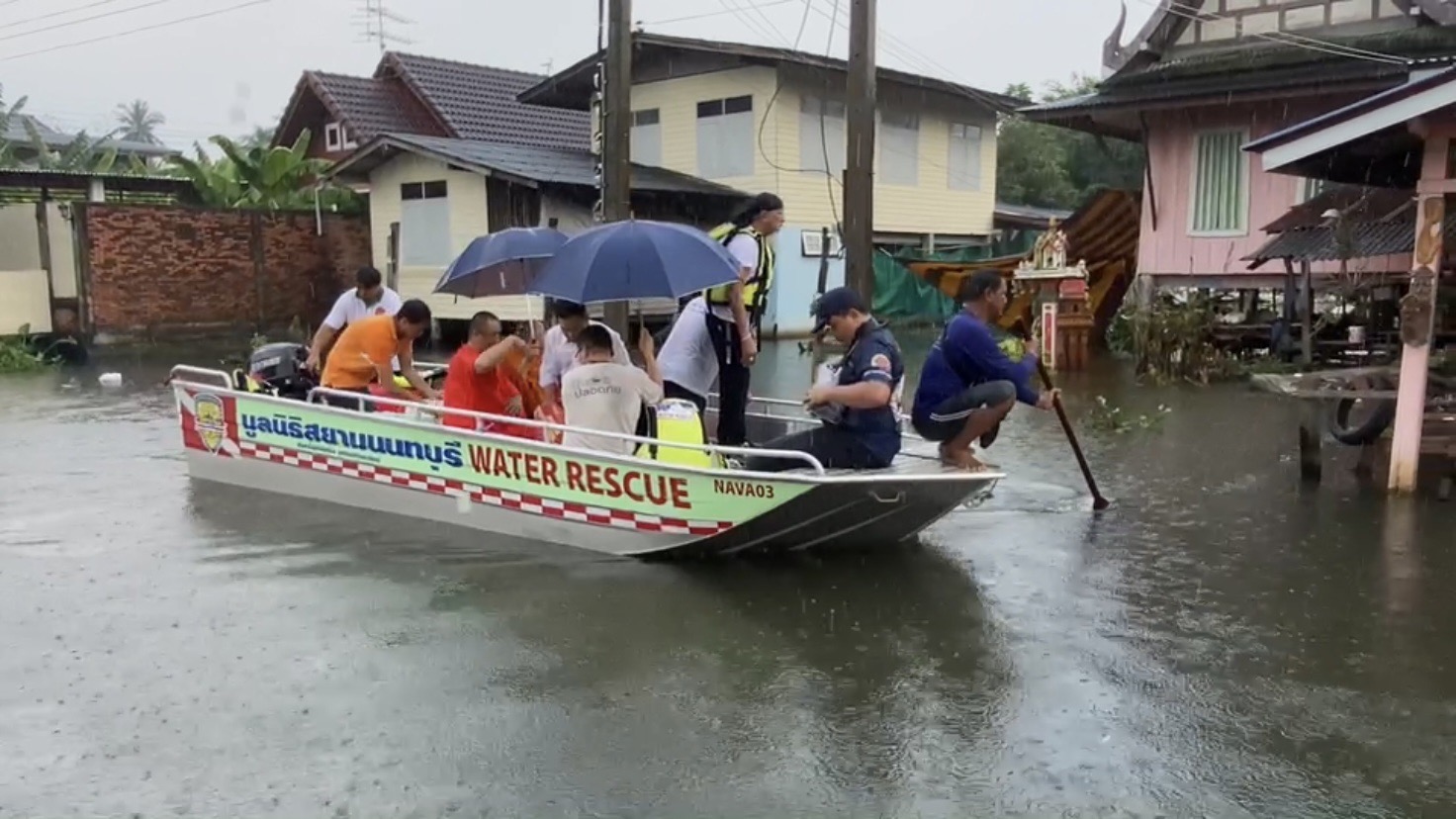  ดาวตลก'ถั่วแระ เชิญยิ้ม'พร้อมคณะสงฆ์ลงเรือฝ่าฝนแจกถุงยังชีพ
