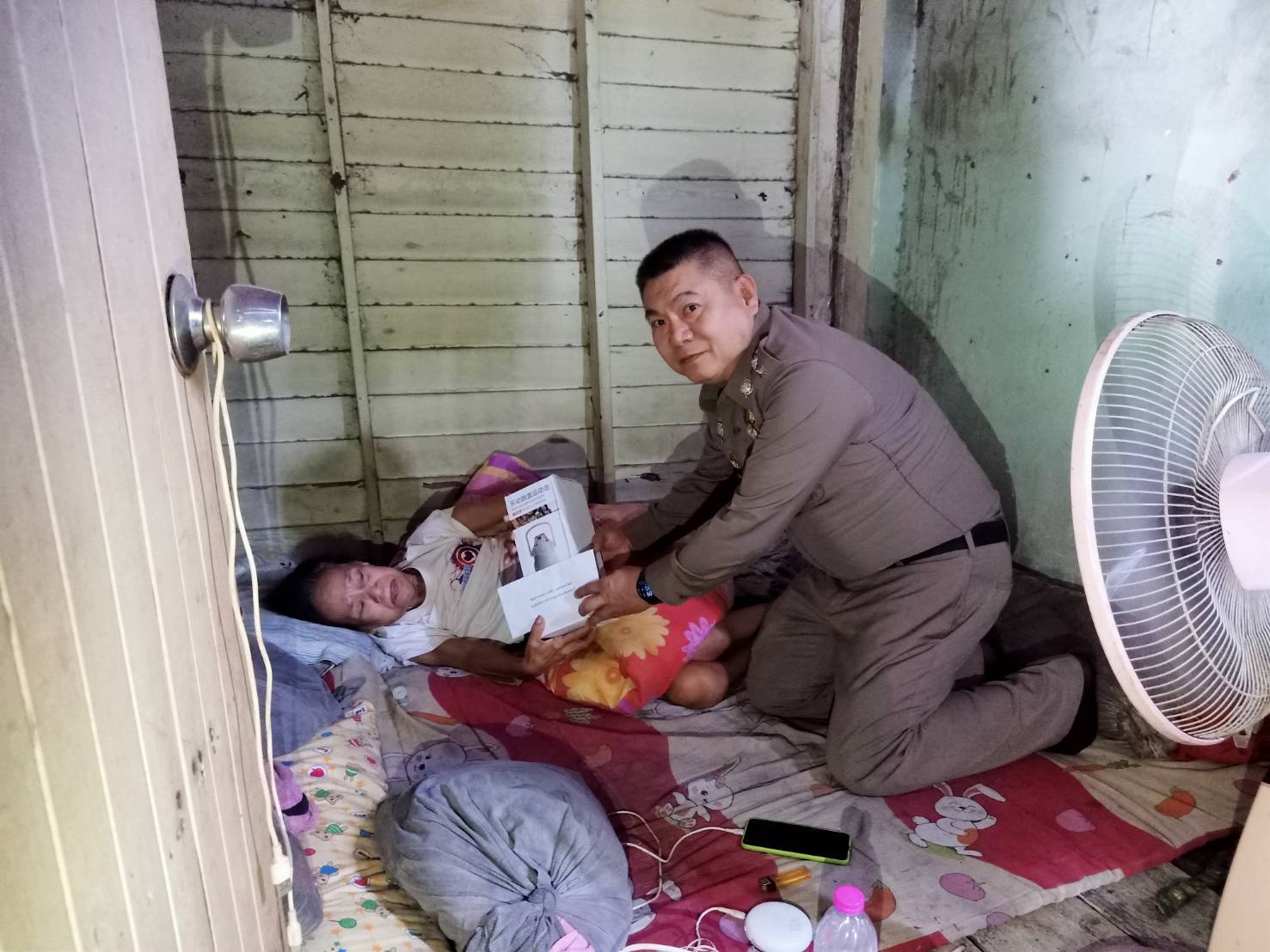 รองผู้การเพชรบุรีเยี่ยมผู้ป่วยติดเตียงชุมชนวัดเกาะ