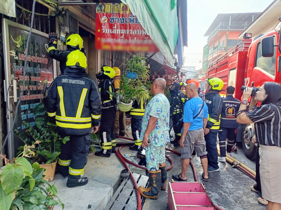 ไฟไหม้บ้านหลังตลาดวัดลุ่ม ระยอง หญิงชราป่วยติดเตียงสำลักควัน เจ็บสาหัส
