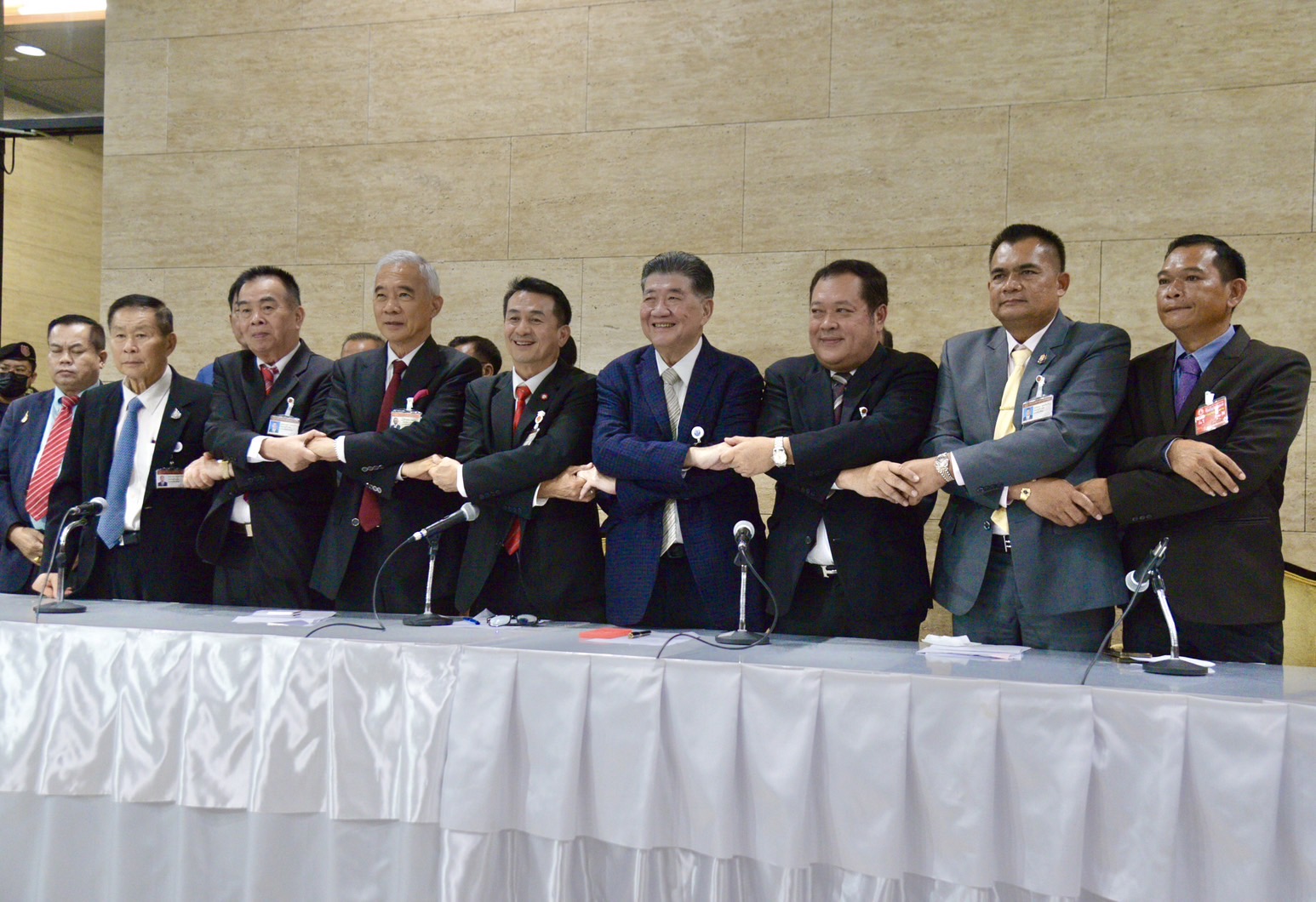 "เพื่อไทย" จับมือ "6 พรรค" ร่วมจัดตั้งรัฐบาล ได้เสียงเกินกึ่งหนึ่ง มั่นใจฝ่าวิกฤติประเทศเดินหน้าต่อ "เสรีพิศุทธ์" เปรียบพรรค 2 ลุง แม่ทัพไม่อยู่แล้ว 