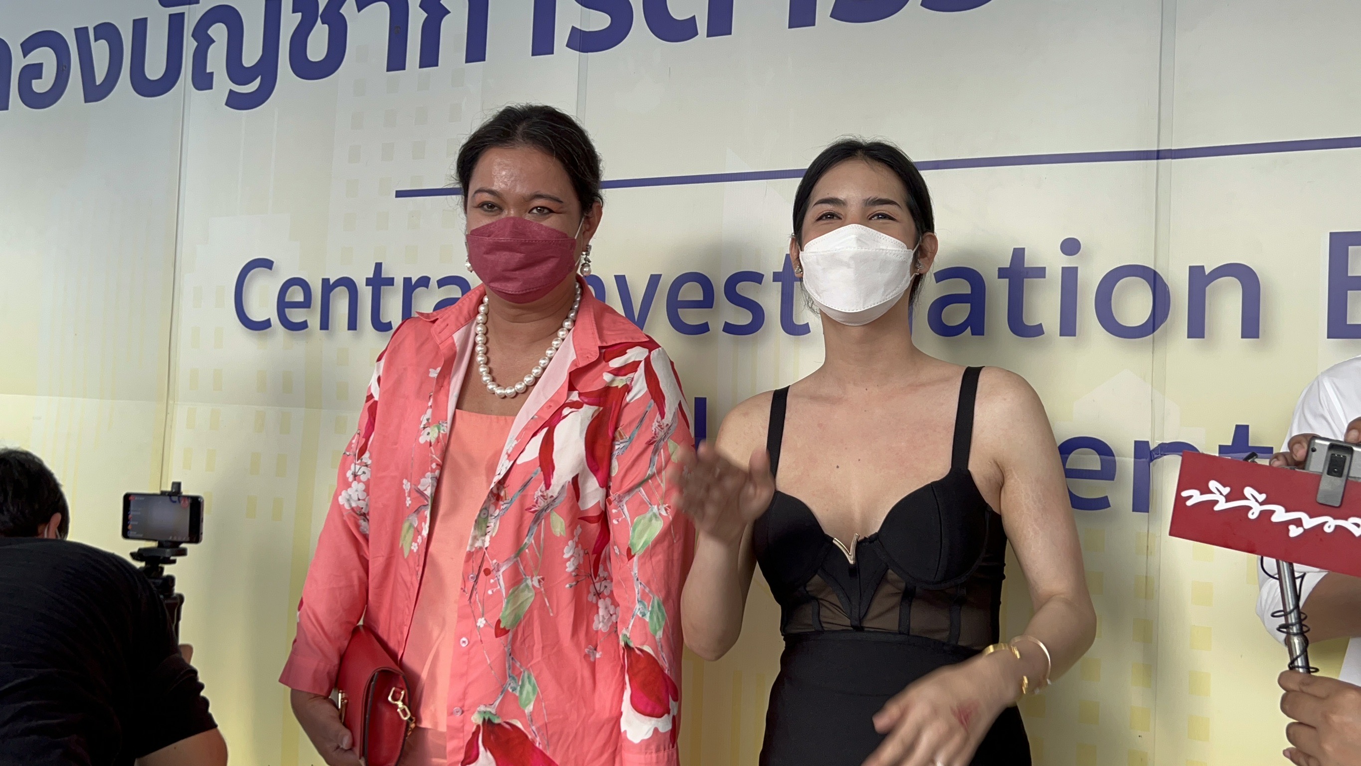 'มัมดิว-นารา'โล่ง!! ศาลให้ประกัน คดีหมิ่นสถาบันฯ ม.112