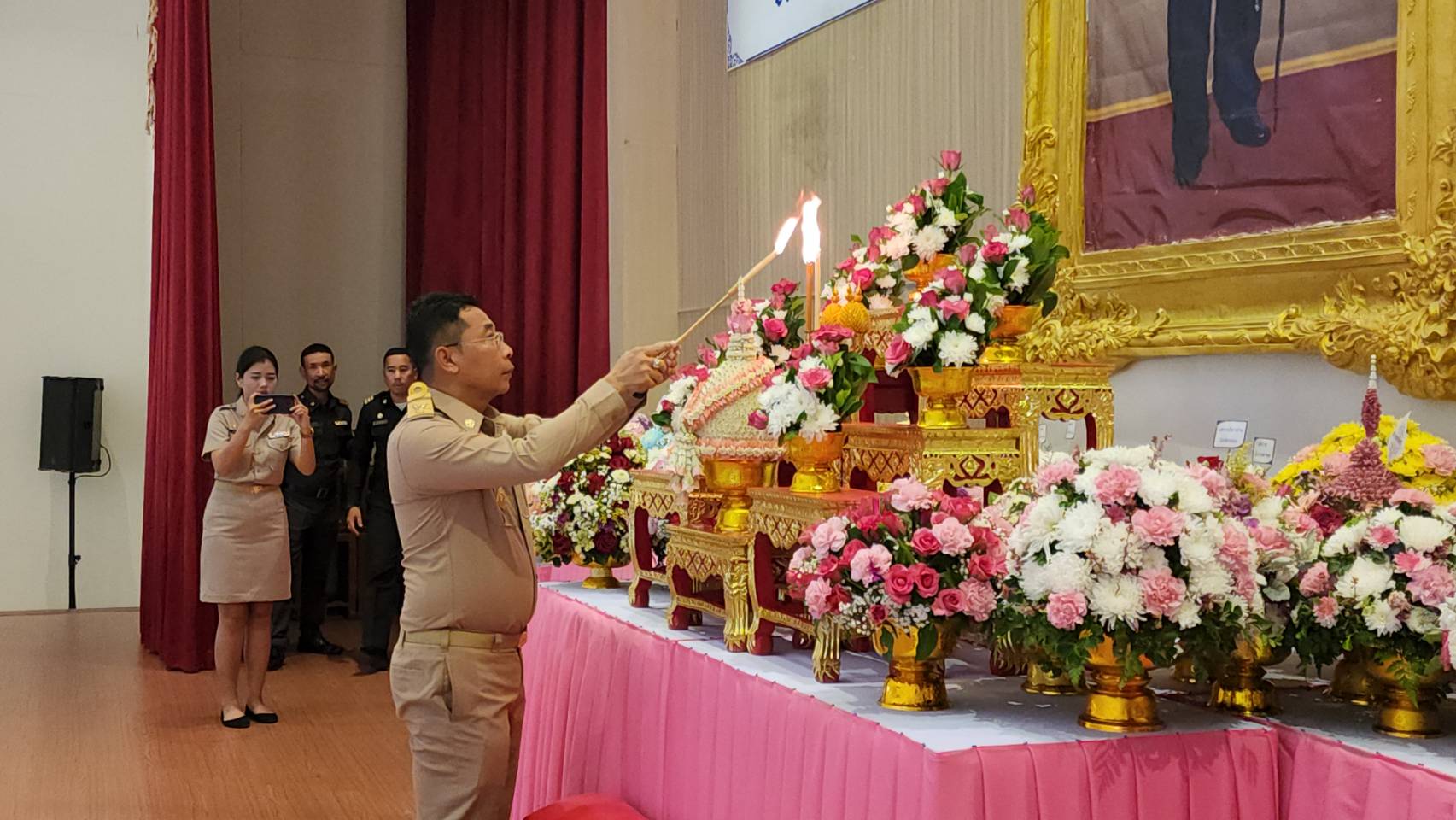 ผวจ.ระยองนำวางพานพุ่มถวายราชสักการะและราชสดุดีน้อมรำลึก ร.5 เนื่องใน 'วันท้องถิ่นไทย ปี 67'