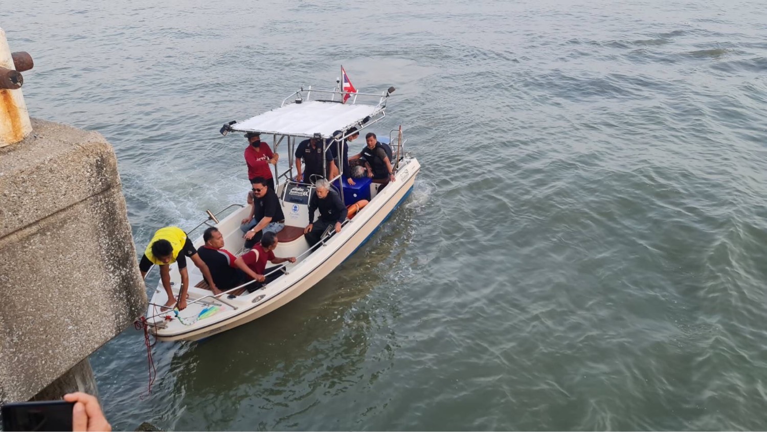 ศรชล.ร่วม ศคท.ตราด ช่วยเหลือ 7 นักท่องเที่ยวลอยคอในทะเล เรือสปีดโบ๊ทจมน้ำ