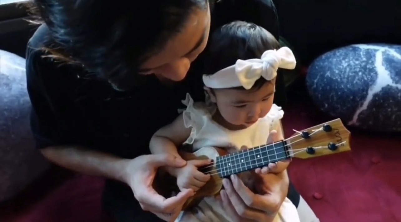  พ่อโย่ง สอนน้องอบเชย ลูกสาวสุดที่รักจับคอร์ดกีตาร์ภาพออกมาน่ารักเกินบรรยาย