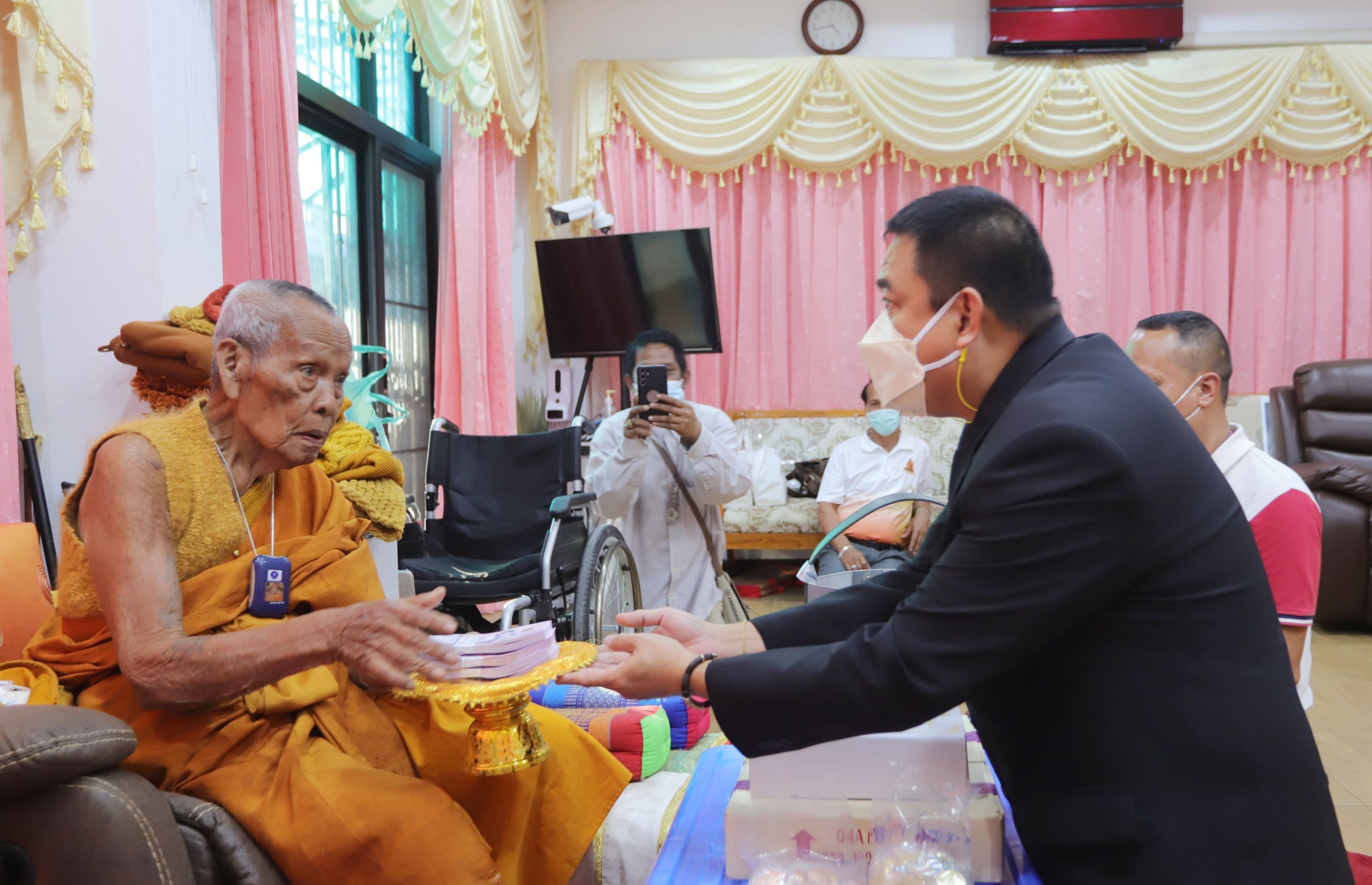 นายอำเภอเมืองปทุมธานีมอบเงินและวัตถุมงคลมูลค่า 3 แสน  สร้างเมรุ และศาสนสถานวัดธารทหาร (ห้วยด้วน)