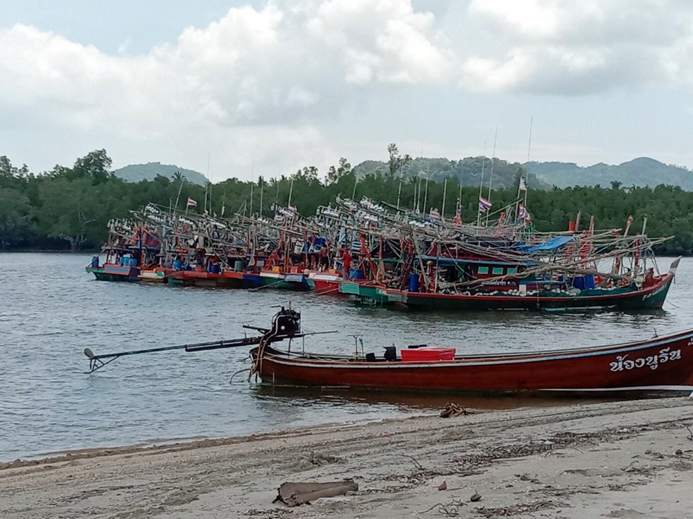 ประมงเรือเล็ก ทวงสัญญา "บิ๊กโจ๊ก" นำเรือจอดเชิงสัญลักษณ์หลังถูกจับ 
