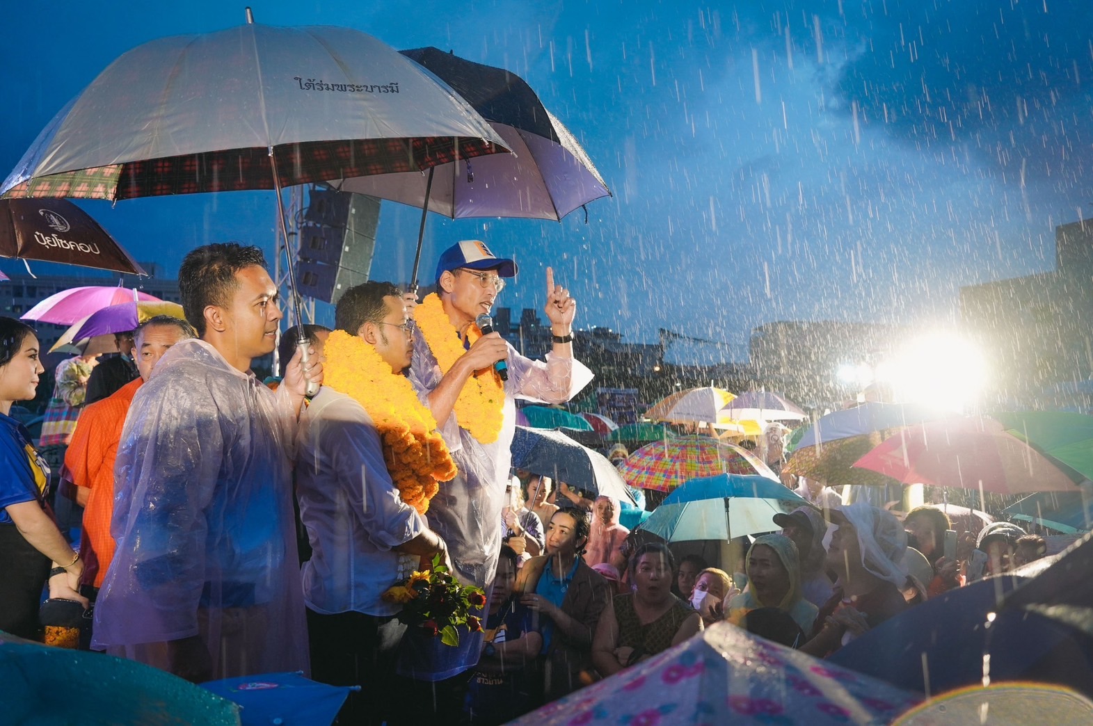 ชาวหาดใหญ่ไม่ถอย! “กรณ์-จูรี” ปราศรัยฝ่าพายุฝน มั่นใจสร้างประวัติศาสตร์หน้าใหม่ให้สงขลา 