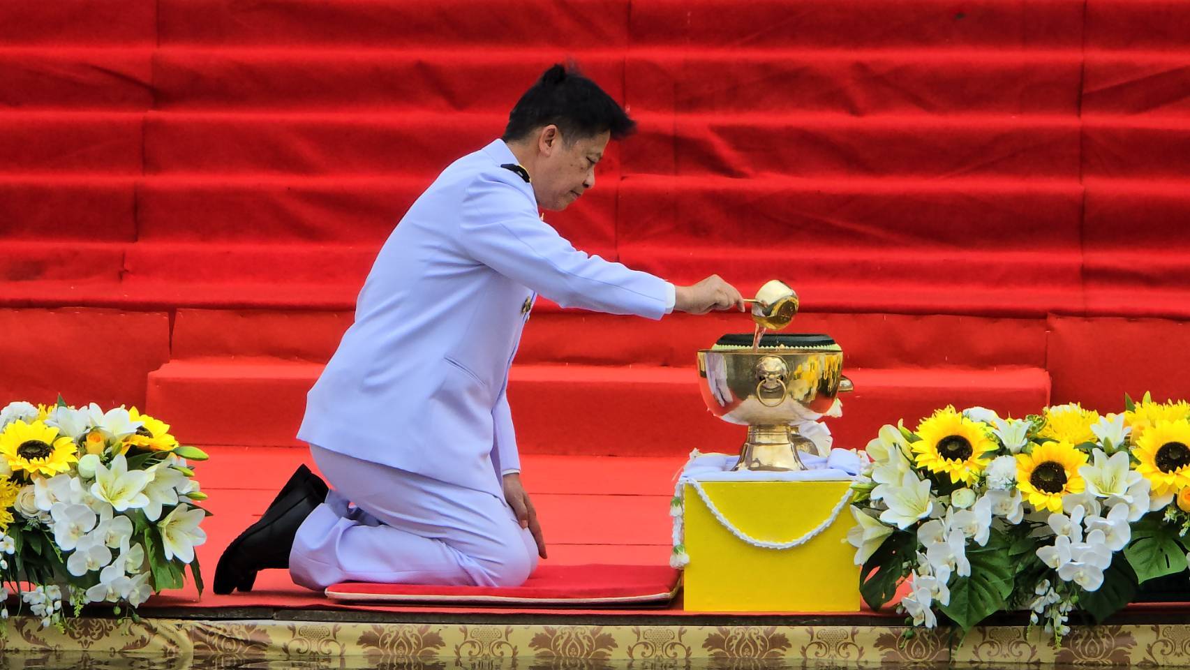 จังหวัดสมุทรสาคร จัดพิธีพลีกรรมตักน้ำศักดิ์สิทธิ์คลองดำเนินสะดวก เพื่อใช้ในพิธีเสกน้ำพระพุทธมนต์ศักดิ์สิทธืื์
