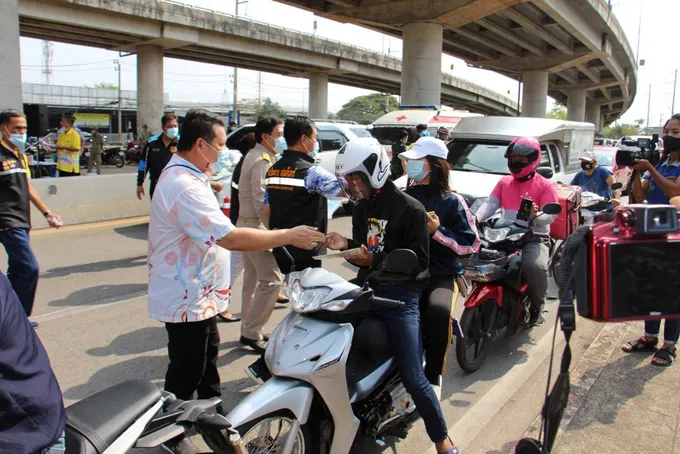 ราชบุรีตั้งด่านแจกตะกรุด พระหลวงปู่ทวดคุ้มครองโรคโควิด 