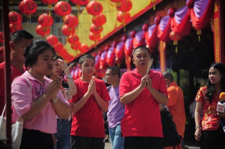 ปชช.เชื้อสายจีนแห่เดินทางไหว้ตรุษจีน ที่วัดเล่งเน่ยยี่ (ประมวลภาพ)