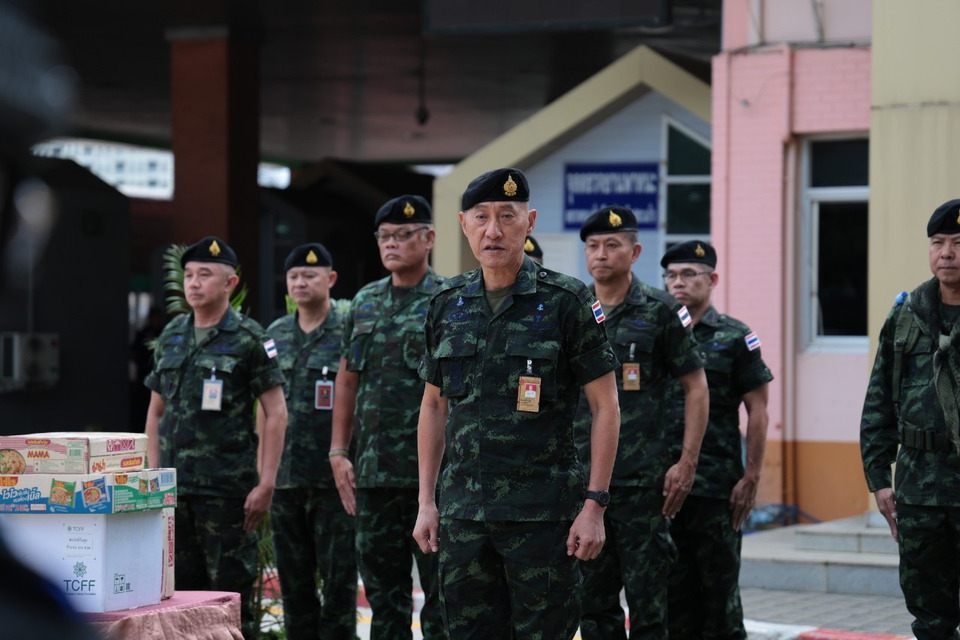 ผช.ผบ.ทบ. ตรวจเยี่ยมกำลังพลชายแดนไทย–กัมพูชา มอบขวัญกำลังใจ-ย้ำดูแลความมั่นคง