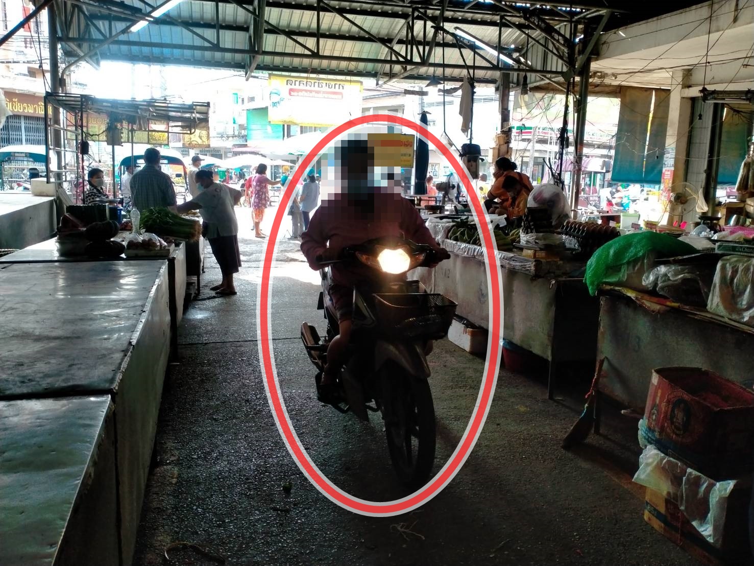 คนไร้วินัยยังคงใช้ตลาดสดเทศบาลเมืองท่าบ่อ เป็นทางสัญจร เผยสังเวยแล้ว 1 ศพจากความมักง่าย