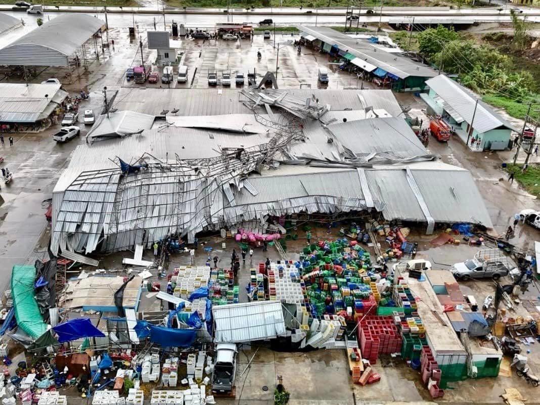 พายุฝนถล่มตลาดไทยเจริญพิษณุโลก กู้ภัยฯช่วยผู้ติดในอาคารจากโครงหลังคาคร่อมทับร่างออกมาได้