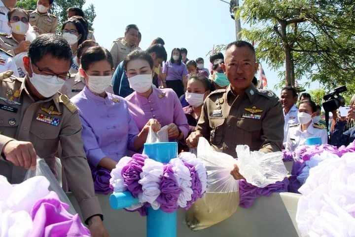 ผู้การตำรวจแพร่ ร่วมปล่อยพันธุ์สัตว์น้ำ 3 แสนตัว ถวายเป็นพระราชกุศลเนื่องในวันเฉลิมพระชนมพรรษา "พระราชินี"