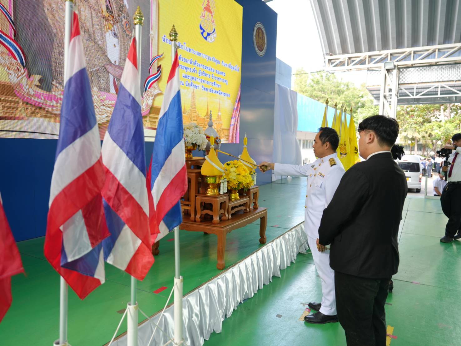 เทคนิคระยอง นำครู และนักเรียน นักศึกษาตักบาตรข้าวสารอาหารพระภิกษุสงฆ์ถวายเป็นพระราชกุศล