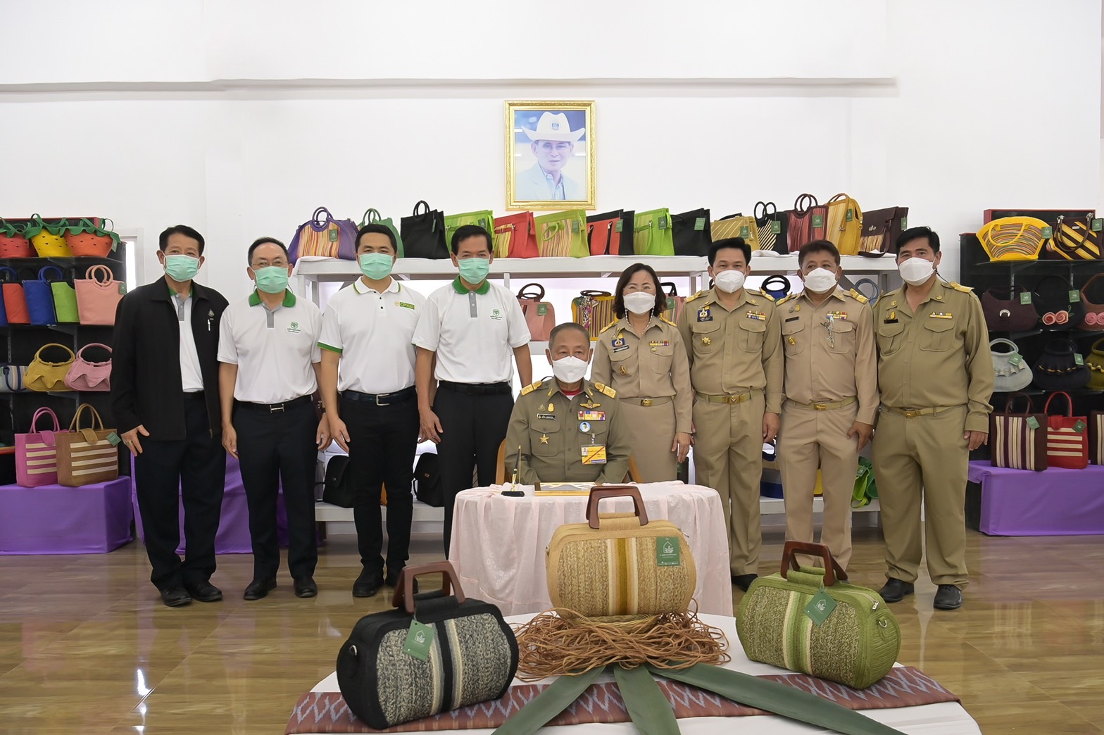 องคมนตรีและประธานกรรมการมูลนิธิเจริญโภคภัณฑ์พัฒนาชีวิตชนบท ลงพื้นที่ตรวจเยี่ยมการดำเนินงานหมู่บ้านสหกรณ์ ในโครงการตามพระราชประสงค์หุบกะพง จ.เพชรบุรี 