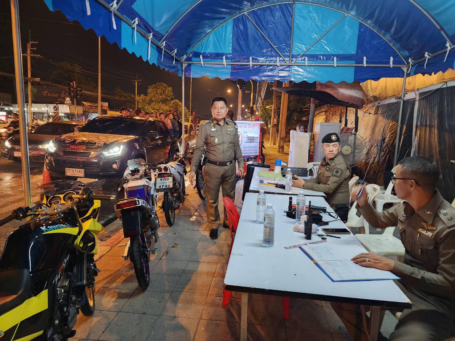 ตร.มีนบุรีเข้มคนเล่นน้ำสงกรานต์ชานเมืองบริเวณถนนทหัยราษฎร์เน้นไม่พกพาอาวุธและยาเสพติด