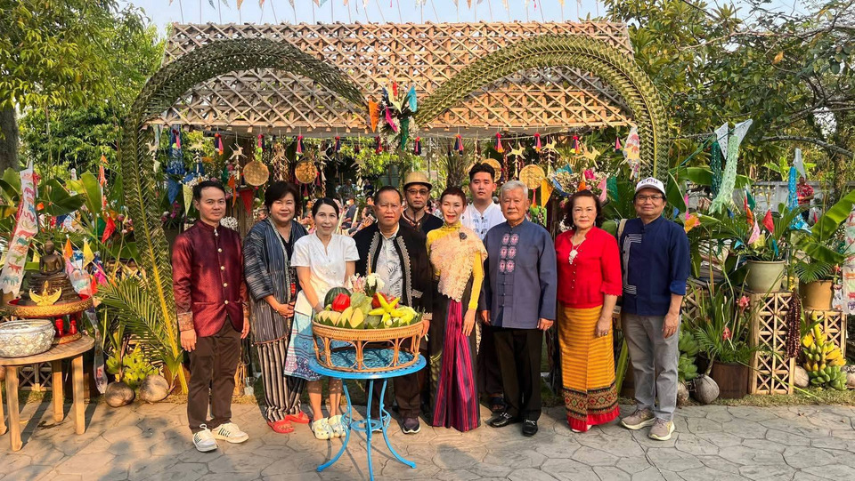 เดอะมอลล์กรุ๊ป จัดงาน "จุ่มอกเย็นใจ๋ปีใหม่เมือง" ที่สารภี แข่งลาบ-ส้มตำลีลา สระเกล้าดำหัวผู้สูงอายุ