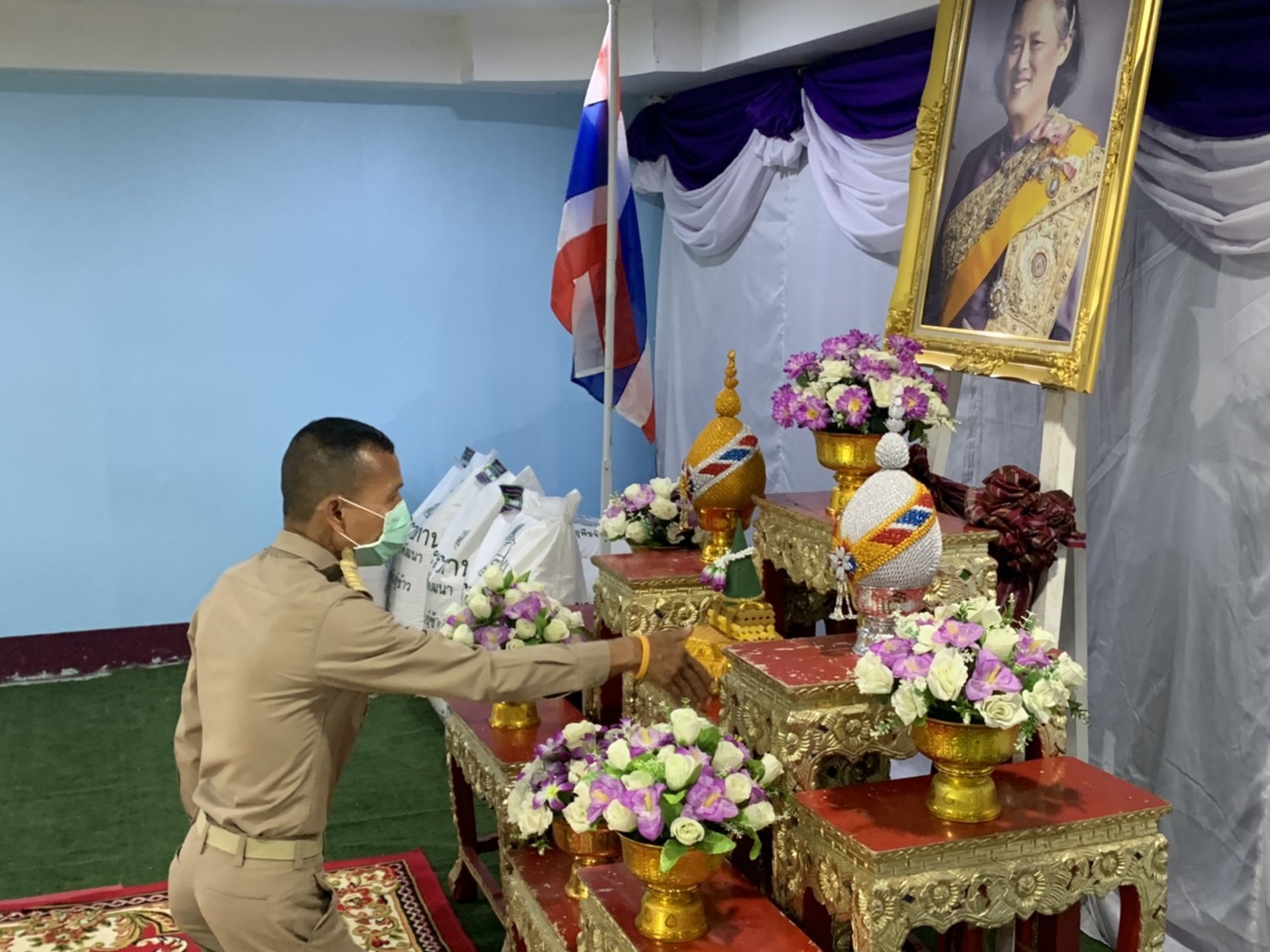     สมเด็จพระกนิษฐาธิราชเจ้า กรมสมเด็จพระเทพรัตนราชสุดาฯ สยามบรมราชกุมารี  พระราชทานเมล็ดพันธุ์ข้าวให้เกษตรกรศรีสะเกษ