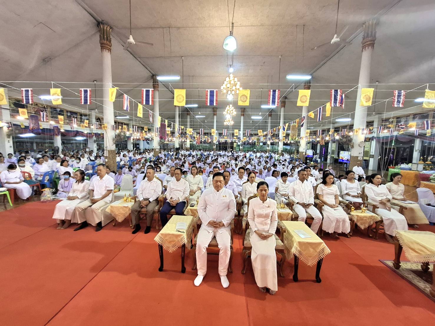 ผู้ว่าฯอ่างทอง นำพุทธศาสนิกชน สวดมนต์ข้ามปี ส่งท้ายปีเก่าต้อนรับศักราชใหม่ 2568 