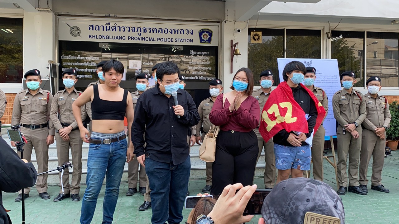เดฟ ชยพล เดินทางรับทราบข้อกล่าวหา พร้อมทนาย โดยเพนกวิน  รุ้ง และแพะ 2 ตัว มาให้กำลังใจ