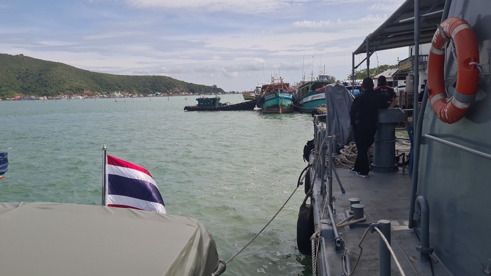 ตำรวจน้ำสงขลา เตรียมท่าเรือรอรับเรือขนน้ำมันเถื่อน ที่กำลังเดินทางเข้ามาเทียบท่า บ่ายนี้