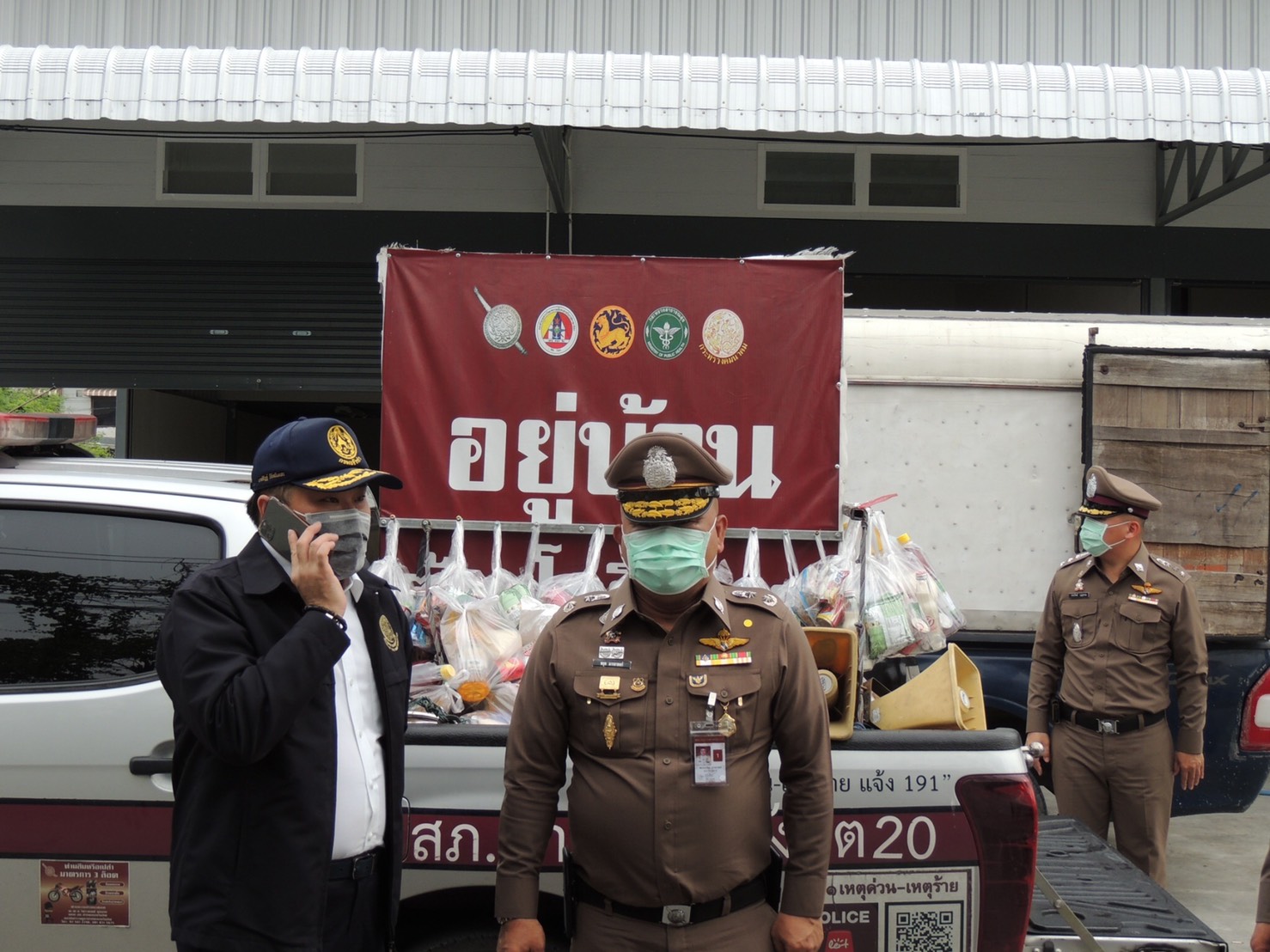 ตร. ปากคลองรังสิตแจกข้าวกล่องประชาชน