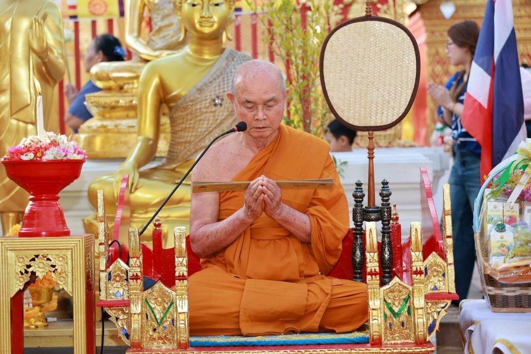 เจ้าอาวาสวัดปทุมคงคาฯ เมตตาแสดงพระธรรมเทศนา พิธีเจริญพระพุทธมนต์ในพิธีสมโภชน้ำสรง ผ้าไตรพระราชทาน งานไหว้สาป้าระมีพระบรมธาตุดอยสุเทพ ประจำปี 68
