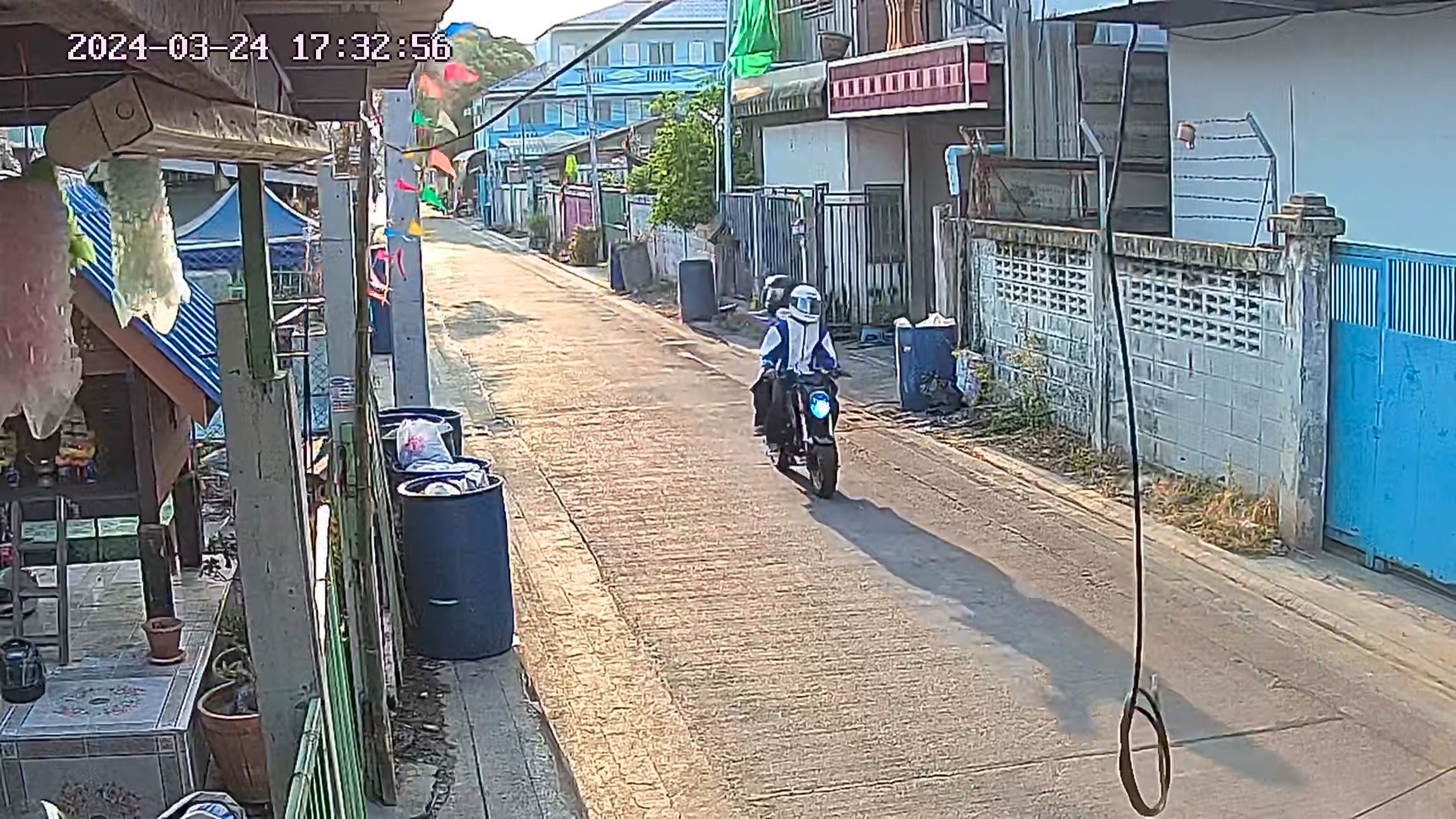 สองคนร้ายขับจยย.ยิงใส่กลุ่มวัยรุ่นเจ็บ3รายย่านคลองหนึ่งตร.เร่งจับคนร้ายมาดำเนินคดี 