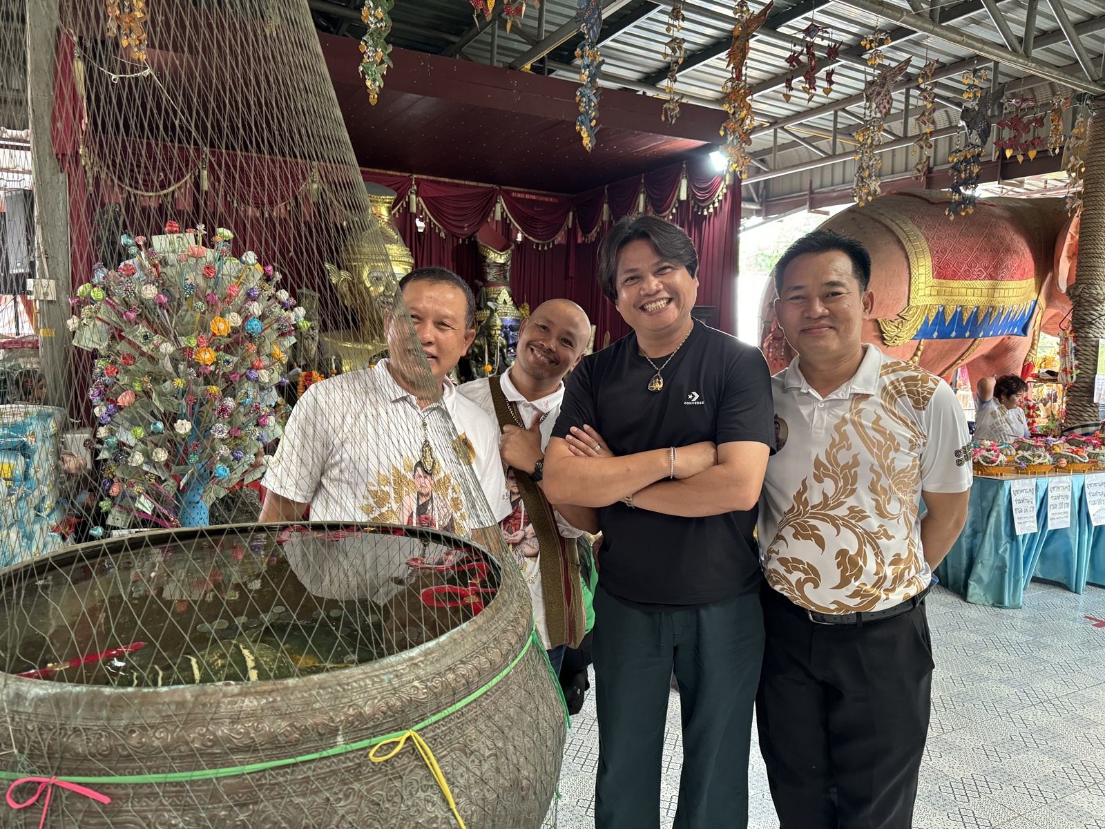ปทุมธานีดารา นักร้อง ประชาชนมาขอพรขอโชคส่องอ่างน้ำมนต์อาศรมฤาษีเณร