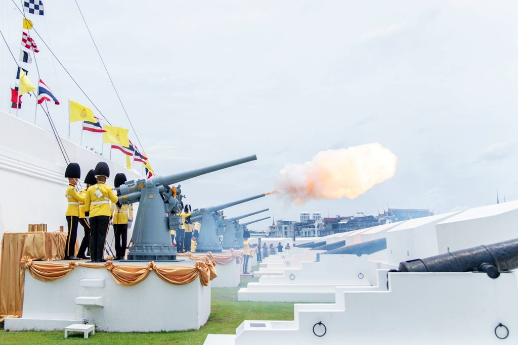 กองทัพเรือ ยิงสลุตหลวงเฉลิมพระเกียรติ "พระบาทสมเด็จพระเจ้าอยู่หัว"