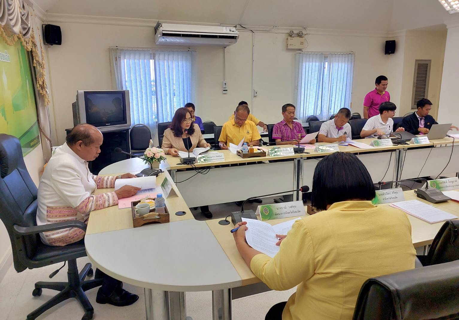 รองผู้ว่าฯ เป็นประธานการประชุมแบ่งเขตการเลือกตั้งสมาชิกสภาองค์การบริหารส่วนจังหวัดร้อยเอ็ด