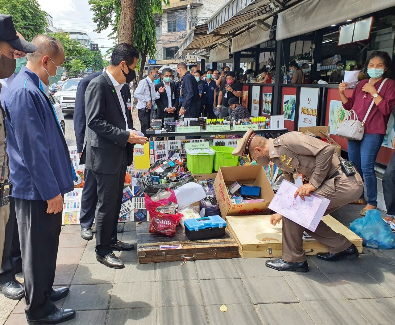 จับเท่าไหร่ก็ไม่หมด รมต.เทวัญนำสคบ.-ตร.ลงพื้นที่กวาดล้างบุหรี่ไฟฟ้าย่านตลาดคลองถม