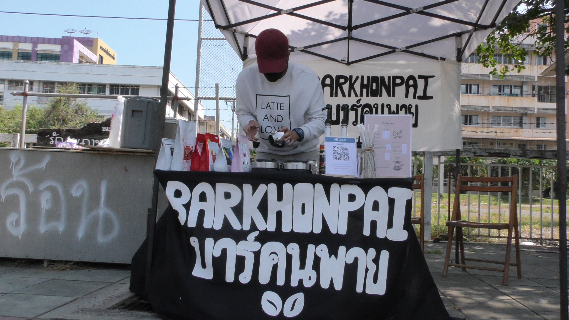 บัณฑิตใหม่เดินตามฝันผันตัวเป็นเจ้าของร้านกาแฟสด