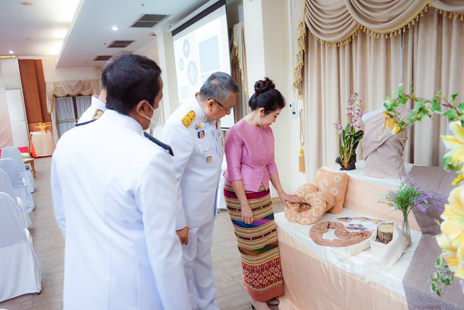 “สุราษฎร์ธานี”จัดพิธีมอบแบบลายผ้าพระราชทาน "ผ้าลายดอกรักราชกัญญา" 