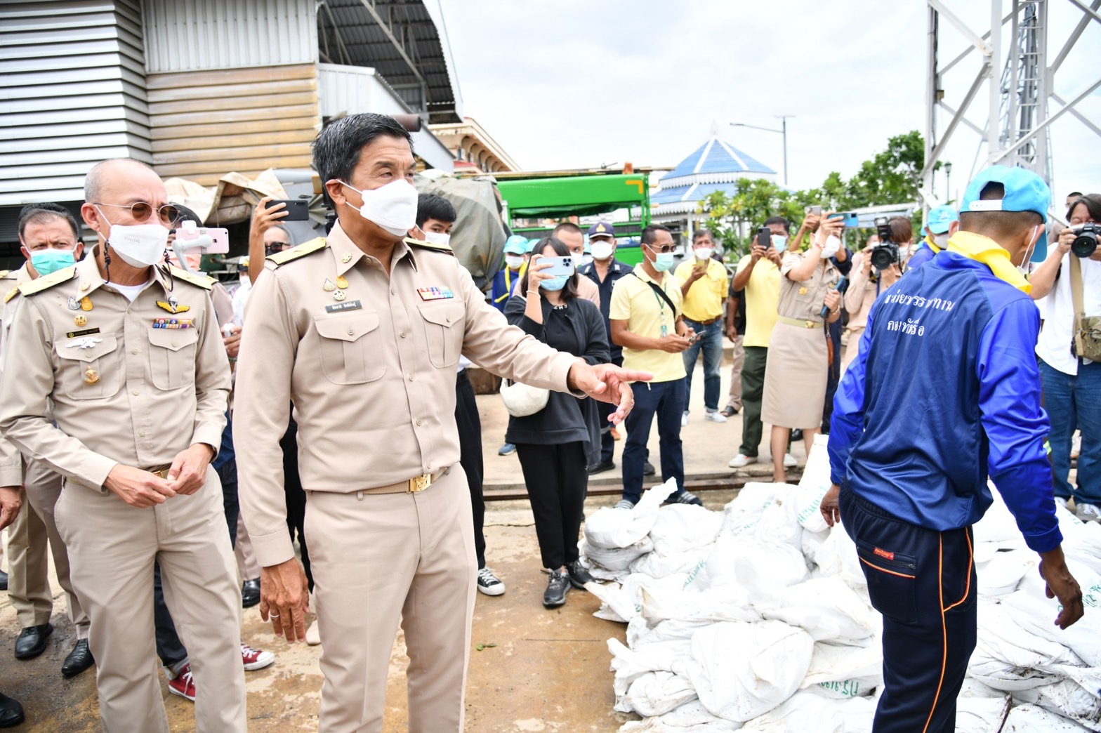 “ชัชชาติ” ห่วงฝนตกเร่งวางกระสอบทรายแนวฟันหรอริมเจ้าพระยา พร้อมรับพายุ2ลูก ก.ย.นี้
